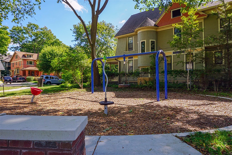 JPEG image of a playground at Mooney Park